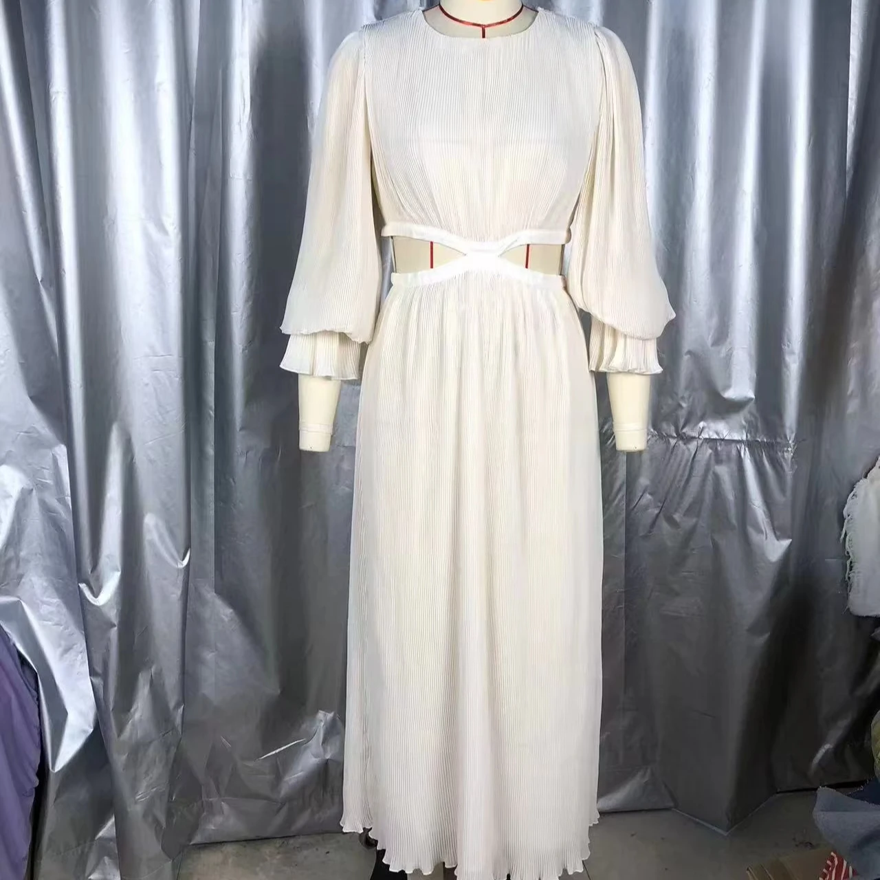 A Lady Wears A Sophisticated, Elegant Long Dress That Reveals The Waist.