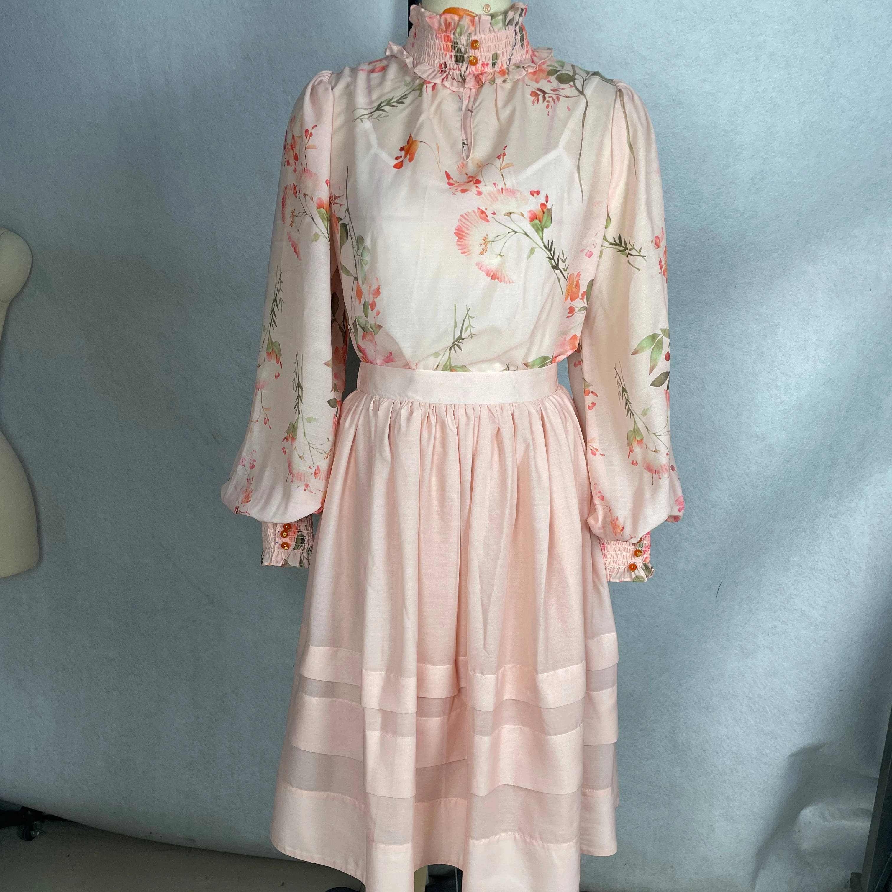 Lady's Elegant And Sweet Summer Set With Short Tops And Stand Collar